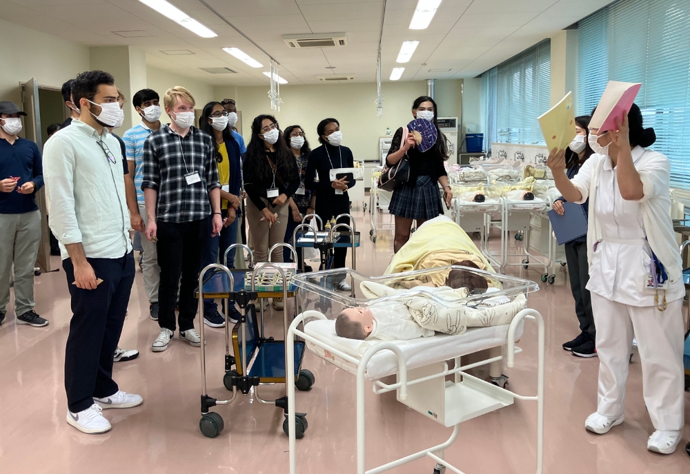 Students visiting Gifu University’s nursing department training rooms, which focus on midwifery and geriatric and home nursing. (Photo courtesy of Atsuko Sakai)