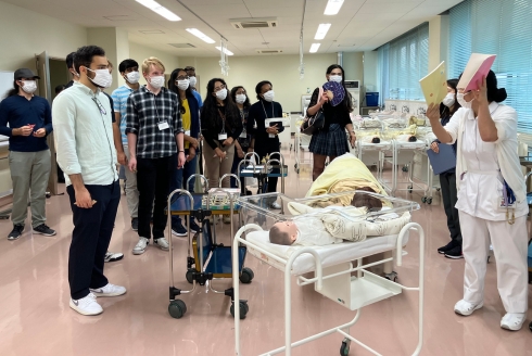 Students visiting Gifu University’s nursing department training rooms, which focus on midwifery and geriatric and home nursing. (Photo courtesy of Atsuko Sakai)