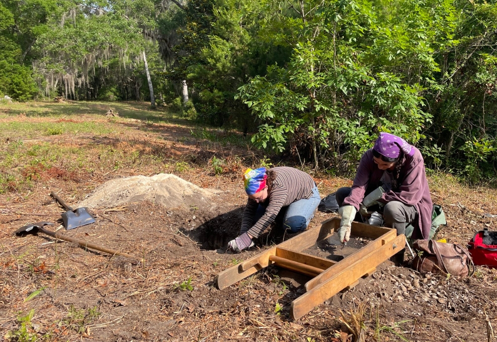 Sofia Aris (left) engaged in excavation work. (Photo courtesy of Sofia Arias)