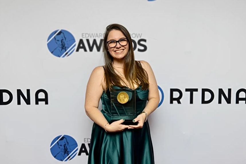 USF alumna Meghan Bowman accepts the Edward R. Murrow Award for Excellence in Podcasting at the ceremony in New York City on Oct. 14. © Chorus Photography