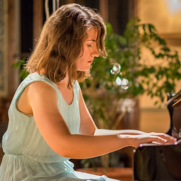 Eloisa Cascio playing the piano