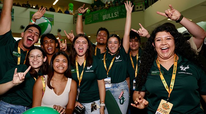 USF students celebrating during move in day 2024