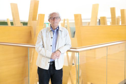 Rt Hon. Henry McLeish poses in Honors building atrium