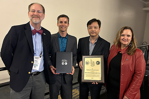 Brian Barnes and Chuanmin Hu (center left and center right) accept the 2024 William T. Pecora Group Award 